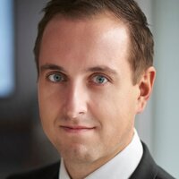 Das Porträt zeigt Bastian Hörmann in einem Büro.