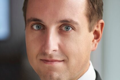 Das Porträt zeigt Bastian Hörmann in einem Büro.