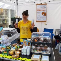 Das Porträt zeigt Alina Leonhard lächelnd stehend in einem Verkaufsstand.