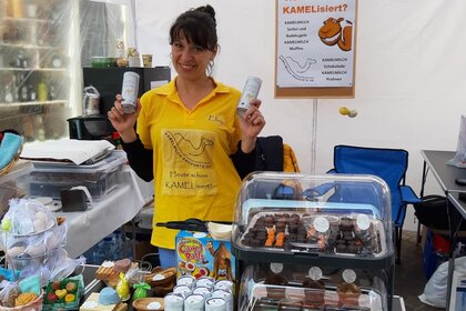 Das Porträt zeigt Alina Leonhard lächelnd stehend in einem Verkaufsstand.