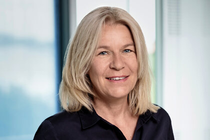 Das Porträt zeigt Chris-Carolin Schön lächelnd in einem Büro.